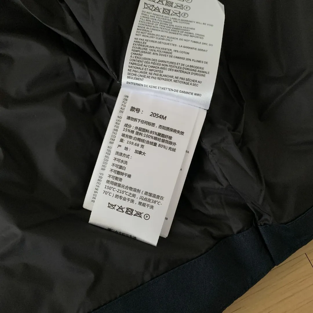 Style number: Y 138 𝑪𝒂𝒏𝒂𝒅𝒂 𝑮𝒐𝒐𝒔𝒆Canada Goose counter level! Canadagoose/Canada Goose New Arrival "2078APPSeries" down vest for men and women Material list: 1⃣ Original custom-made double plain 9500-100% nylon nylon fabric 2⃣ Original YKK zipper, non-sub-factory product 3⃣ National standard 80% white duck down from Guangzhou Inspection, (zp uses 80% white duck down/any boasts of 90% are fake) Material analysis characteristics: 1⃣ Original factory/9500-100% nylon 100% nylon Lurex yarn is actually 100% nylon, which is rarely pure now. Most of them are mixed with cotton thread or polyester. Our top original version is developed in accordance with ZP and uses the same material. 2⃣ As we all know, the original version uses 80% white duck down. The fill power refers to the cubic inches of volume occupied by each ounce (30 grams) of down under certain conditions. If the space occupied by one ounce of down is cubic inches, the fill power of the down is called . So we can simply understand it as: fill power is the volume of down, and the volume of down is fill power. The higher the fill power of down, it means that under the same filling amount, down can fix a larger volume of air layer to keep warm and insulate, so the warmth retention of down is better. Size:XS-2XL Color: Navy Blue Beige Gray Black Label Gray Red Label Black Red Label Black Black Label Red Blue Pink
